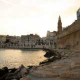 Siamo ora arrivati alla fine del borgo antico. Ci troviamo nella zona di Cala Porta Vecchia, la prima delle lingue sabbiose che caratterizzano il litorale a sud di Monopoli